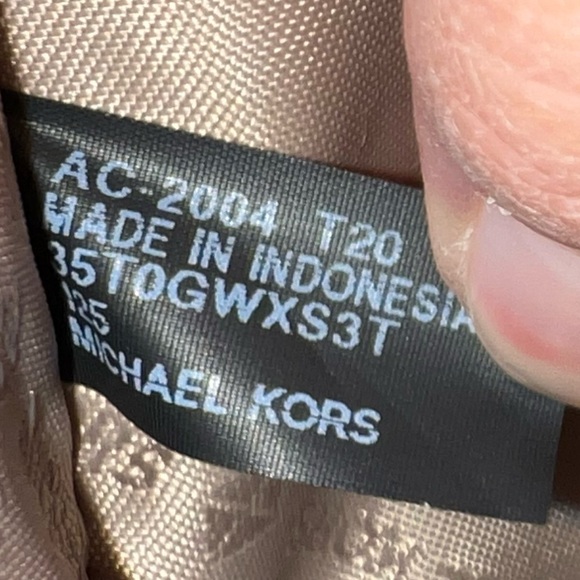 SOLD!!! Basically Brand NWOT Michael Kors Handbag & Wallet bundle - Picture 3 of 16